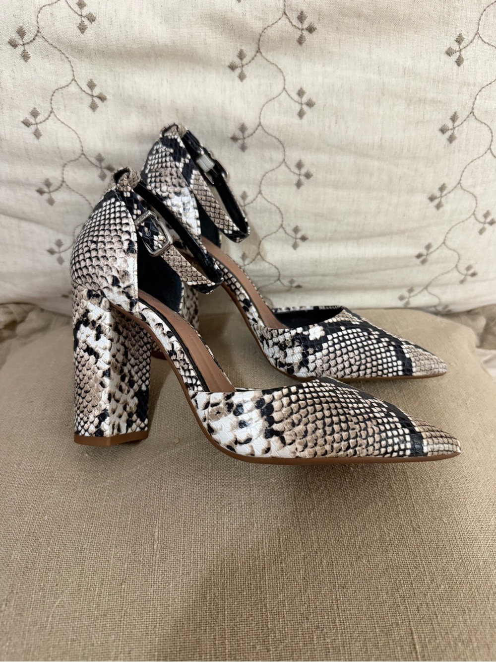 Gianni Bini NWOT Size 6 Snake Print Pump with Ankle Strap black/beige